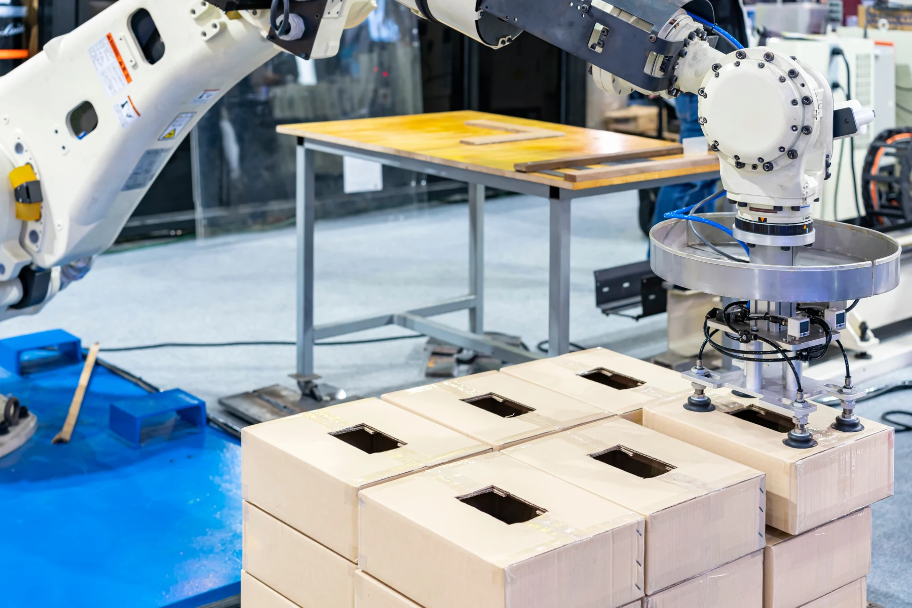 Vacuum end effector with elastomer suction cups